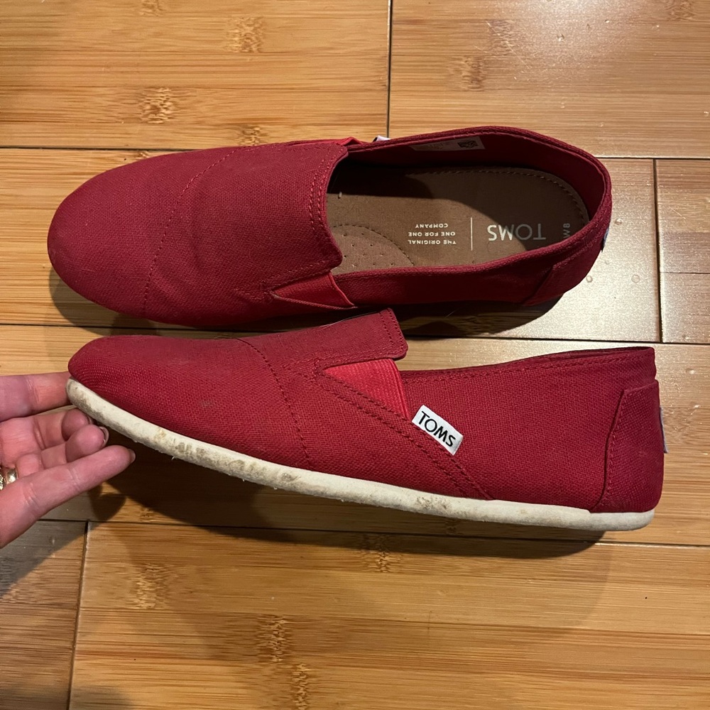 Women’s red TOMS size 8
